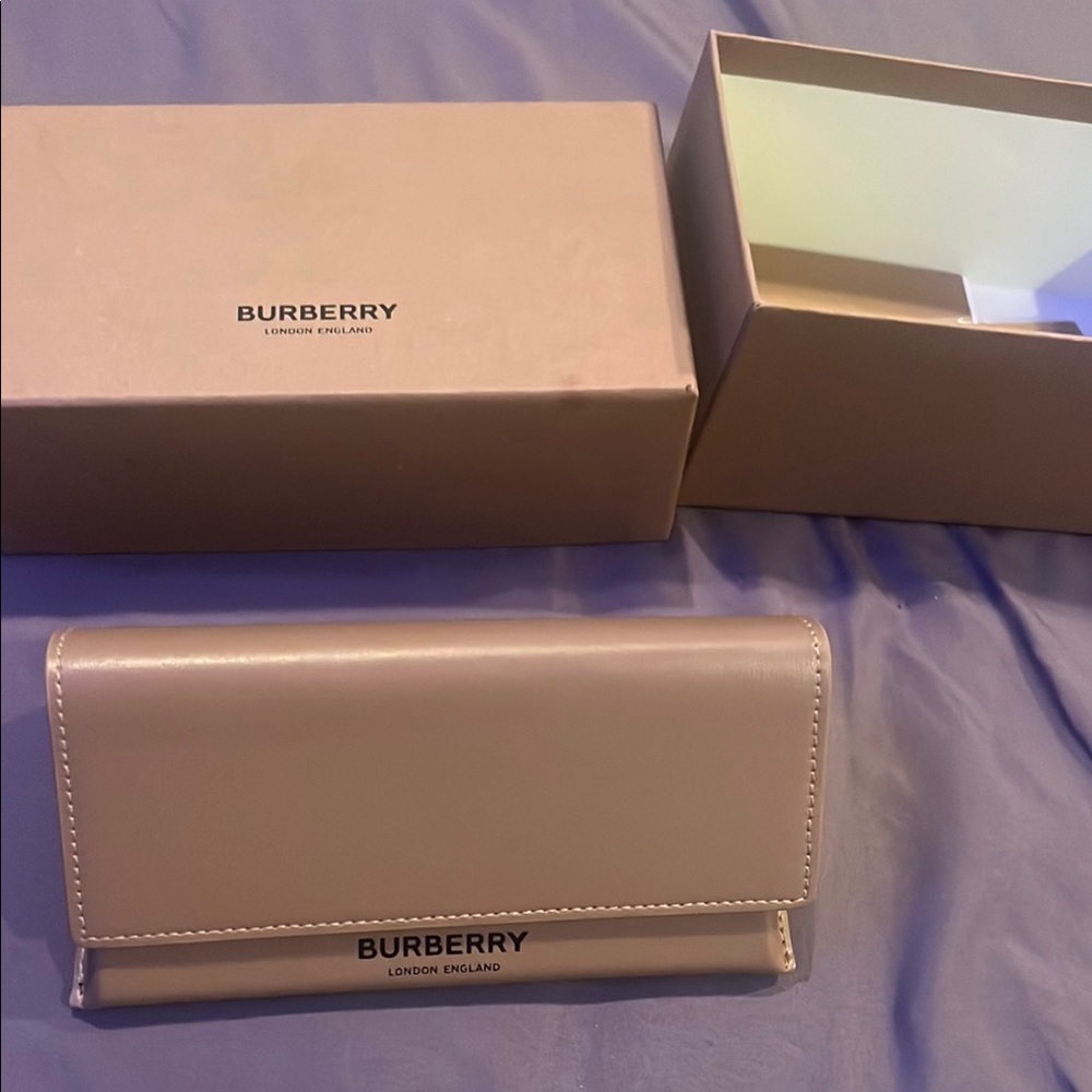 Burberry Cream Wallets Luxurious Design